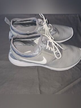 Women's Nike Juvenate Size 7 Gray Sneakers